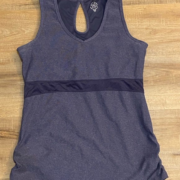 Two sports tank tops - Picture 3 of 10
